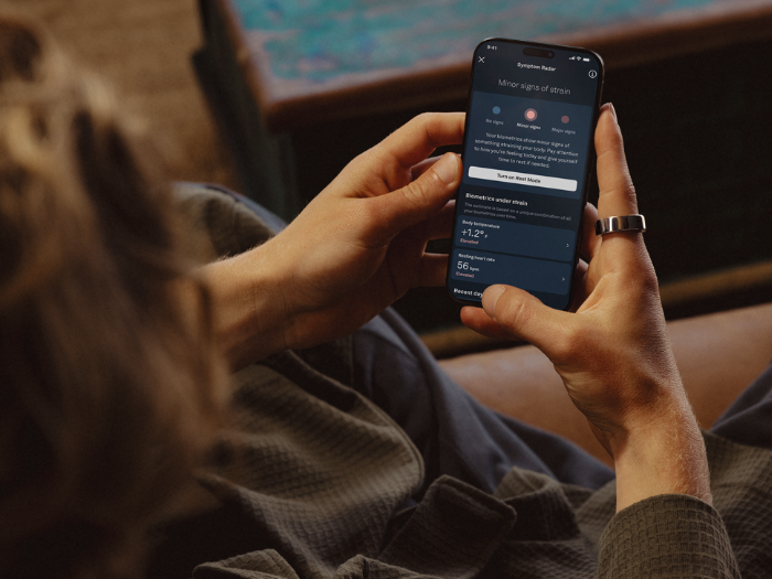 Oura Ringのアプリ画面に、生体データの変化に基づいた体の負担の程度が3段階で表示されている様子。