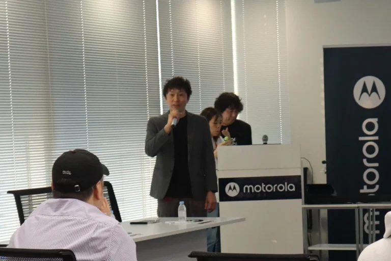 モトローラ・モビリティ・ジャパンによる「motorola razr fold」の製品リリース画像。