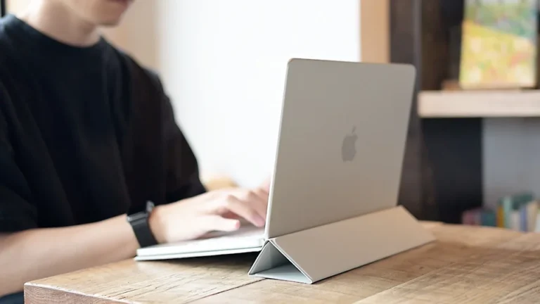 MacBook Neo用のフォリオ型ケース「Neo Folio」の製品画像。