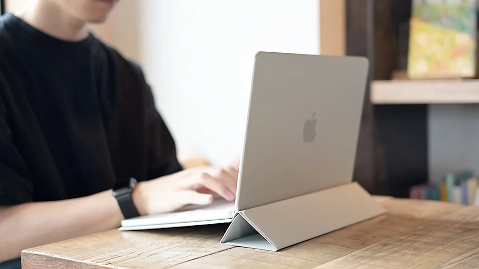 MacBook Neo用のフォリオ型ケース「Neo Folio」の製品画像。
