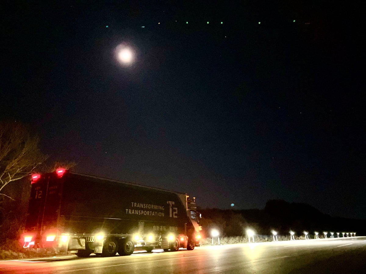 パナソニック エレクトリックワークスとT2による、自動運転トラックと道路照明設備の連携実証に関するプレスリリースの引用画像。