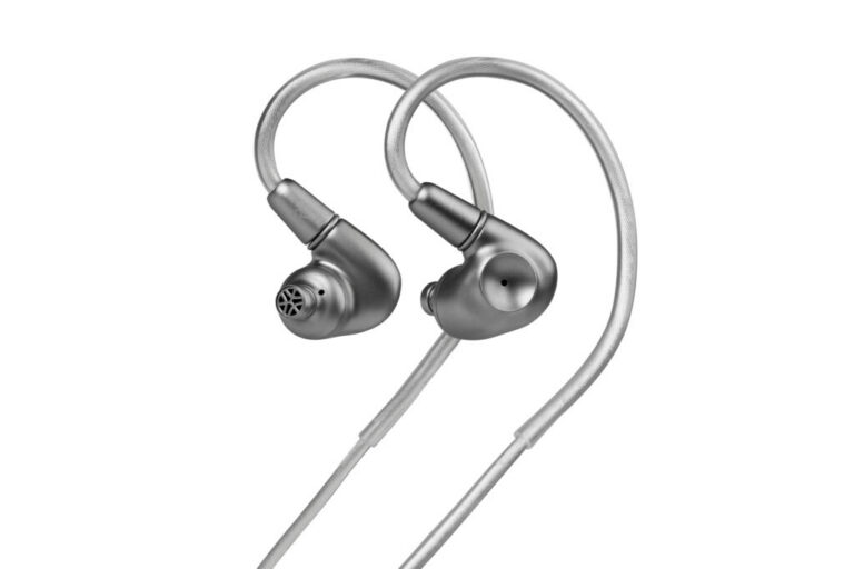 Meze Audioの新製品であるヘッドホンEmpyrean JAPONIAとイヤホンASTRUの製品画像。