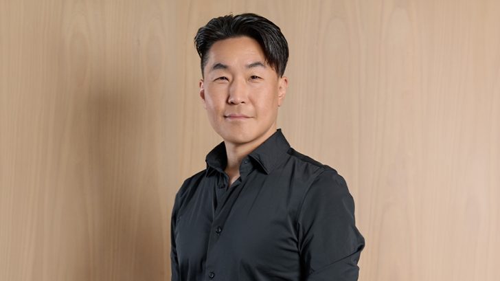 サムスンが発表した最新のGalaxy Z Fold8 Ultra、Z Flip8、Galaxy Watch Ultra2などの新製品が並んでいる様子。
