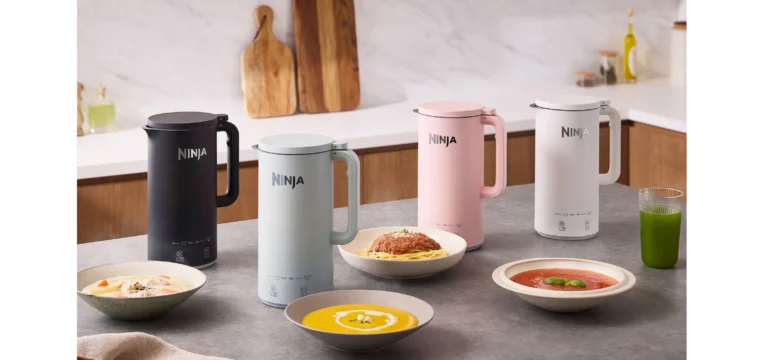 Ninja Soupiオートスープメーカーの製品本体と、調理されたスープのイメージ画像。