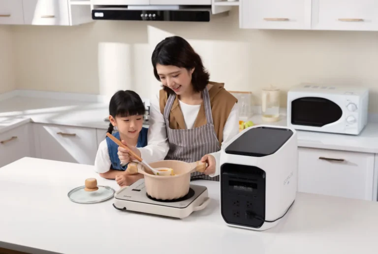 住宅のインテリアに馴染むホワイトカラーで、スリムな筐体と持ち運び用のハンドルを備えたポータブル電源DELTA 3 Max。