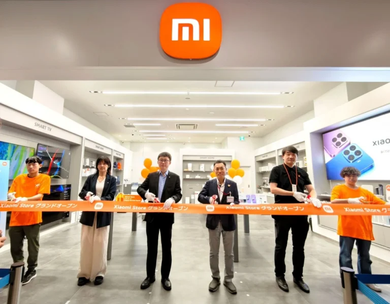 Xiaomi Store イオンモール Nagoya Noritake Garden店のオープンセレモニーにて、登壇する呂暁露氏と原田義夫氏、そして1日店長を務める山根康宏氏が並んでいる様子。