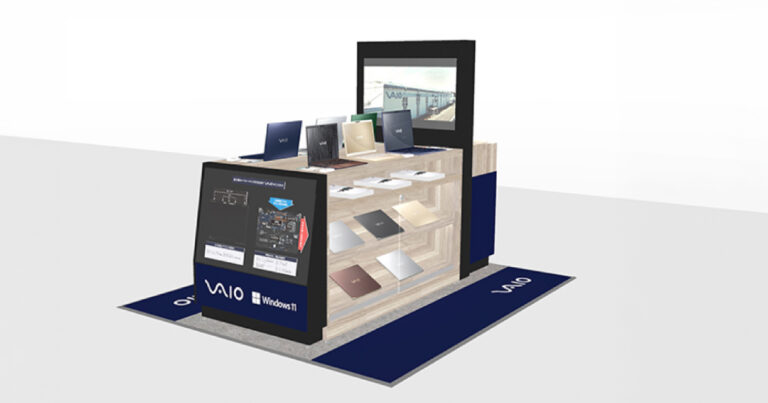 VAIOのノートパソコンと、マウスやケースなどのアクセサリーが並べられた製品画像。