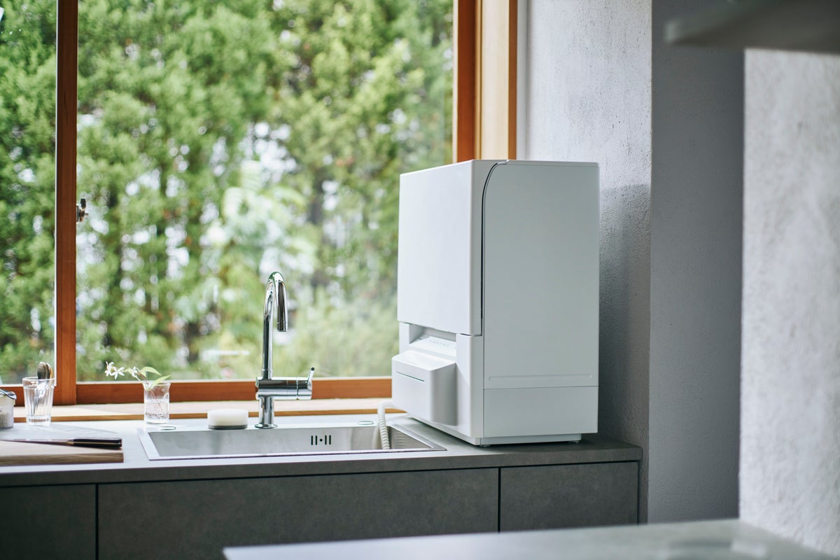 パナソニックが発表した、調理器具も一緒に洗えるスリム設計のコンパクト食洗機の製品画像。