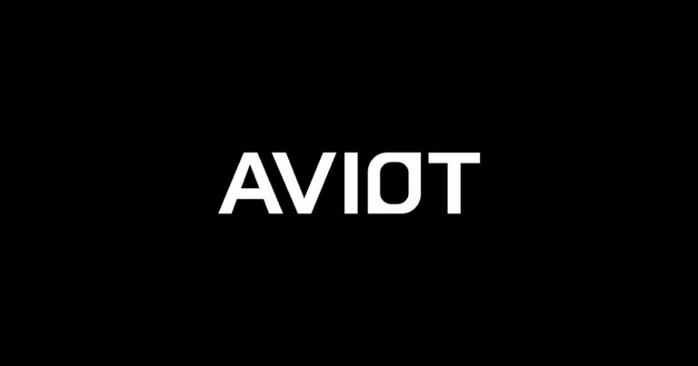アニメ「本好きの下剋上」とAVIOTのコラボレーションによる、ローゼマインの髪色をイメージしたカラーのワイヤレスイヤホンとケースの製品画像。