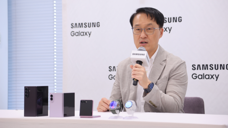 サムスン電子の新型折りたたみスマートフォン「Samsung Galaxy Z Fold8 Ultra」「Samsung Galaxy Z Fold8」「Samsung Galaxy Z Flip8」の3モデルが並んでいる様子。