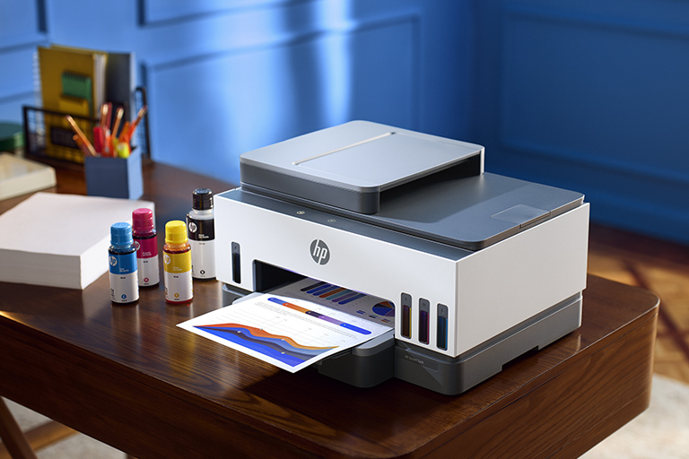HP Smart Tank 7605の製品本体と、前面に配置されたインクタンク、操作用のタッチパネル、自動原稿送り装置が確認できる外観写真。